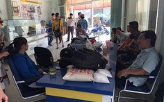 Không được giao nhà, người mua mang đồ đạc kéo đến công ty chủ đầu tư để ở