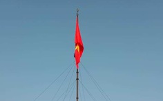 Thượng cờ 108m2 mừng ngày thống nhất non sông bên bờ sông Bến Hải