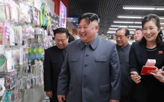 Ông Kim Jong Un tươi cười đi thăm trung tâm hàng xịn