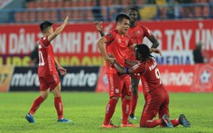 Sân Lạch Tray:  33 lần trọng tài cắt còi vì lỗi 12 của cầu thủ