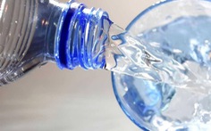 Vì sao có nước vòi ‘siêu sạch’ nhưng dân Singapore thích nước đóng chai?