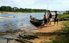 Người dân tháo dỡ hàng rào cọc tre ngăn cát tặc trên sông Bồ