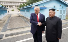 Video Tổng thống Trump đi qua đường ranh giới sang lãnh thổ Triều Tiên