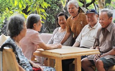 Người 100 tuổi ở TP.HCM được tặng lụa, tiền, khánh vàng