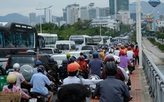 Sửa cầu Xóm Bóng, xe cộ dồn về cầu Trần Phú gây kẹt xe tại Nha Trang