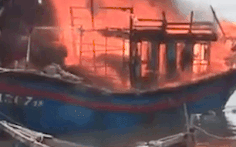 Video: Tàu cá bốc cháy như đuốc bên bờ biển