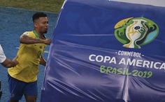 Khoảnh khắc 'người hùng' của tuyển Brazil vừa mếu máo, vừa đấm liên tục vào VAR