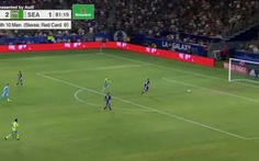 Video 'pha đốt lưới nhà lạ lùng nhất': thủ môn đánh đầu phá bóng trúng mặt đồng đội rồi... vào lưới