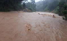 Vùng cao Thanh Hóa mưa to, nước dâng cao chia cắt nhiều xã