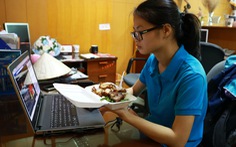 Ăn tại bàn làm việc đối mặt nguy cơ suy dinh dưỡng