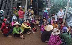 Tiểu thương bật khóc giữa tro tàn chợ Mộc Bài ở Bình Định