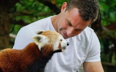 Dẫn hổ, đười ươi về nhà chăm sóc vì sợ cháy rừng