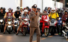Bị dân phản đối, Thái Lan thôi chặn đường khi có đoàn xe hộ tống hoàng gia