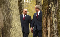 Nhảy múa cùng Bush, và những hình ảnh thú vị 20 năm ông Putin nắm quyền