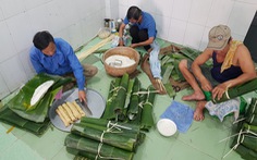 Tiểu đội nông dân Huế ‘cưỡi’ phi cơ vô Sài Gòn gói bánh chưng, bánh tét