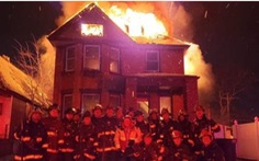 Đội cứu hỏa bị điều tra vì chụp ảnh selfie trước tòa nhà bốc cháy