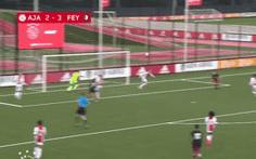 Video: con trai 13 tuổi của Van Persie gây sốt với pha bay người sút vô lê ghi 'siêu phẩm'