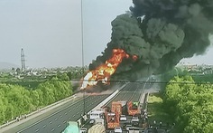 Xe bồn bốc cháy dữ dội giữa cao tốc Hà Nội - Hải Phòng