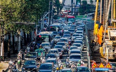 Hàng trăm ôtô, xe máy 'chôn chân' do bắt đầu cấm xe lên cầu vượt Nguyễn Hữu Cảnh
