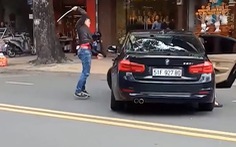 Nữ tài xế BMW lao xe vô thanh niên đập xe hơi khiến anh này chạy núp gốc cây