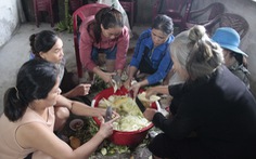 Hội chị em nấu cơm gửi đồng bào vùng lũ: 'Họ ấm thì mình vui'