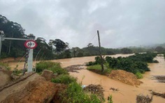 Đoàn du khách TP.HCM mắc kẹt trên núi Tà Giang do mưa lớn, nước suối dâng cao