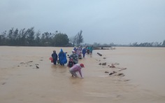 Mưa lớn, nhiều tuyến đường Quảng Nam ngập sâu trong nước