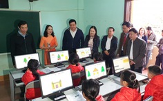 Tặng 100 máy tính cho học sinh vùng lũ Quảng Trị