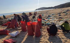 Hàng chục tấn rác biển gom xong không có xe chở