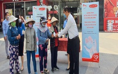 Dai-ichi Life VN tặng khẩu trang và dung dịch rửa tay sát khuẩn