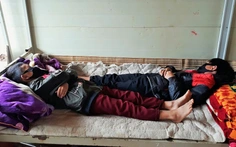 Học sinh bán trú nằm ngủ quay đầu với nhau phòng COVID-19