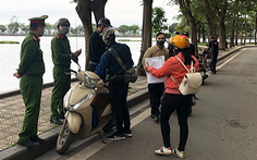 3 người đầu tiên ở Hà Nội bị phạt vì ra đường không có lý do cần thiết