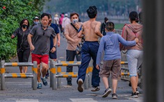 Công viên đóng cửa, nhiều người dân Hà Nội liều mình ra đường tập thể dục