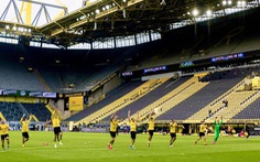 Cầu thủ Dortmund chào khán đài trống vì... không ai đến sân