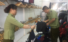Hàng ngàn túi xách, quần áo, ví da giả ‘hàng hiệu’ ở phố cổ Hà Nội