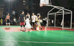 'Sốc' khi chứng kiến cầu thủ bóng rổ Trung Quốc tung cú đá kung-fu vào 'hạ bộ' đối thủ