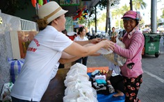 Gian quần áo cũ và suất cơm miễn phí chiều thứ 7 trên góc phố Đà Nẵng