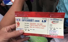 Nhiều người không được vào sân vì bị lừa mua vé giả trận CLB TP.HCM - CLB Hà Nội