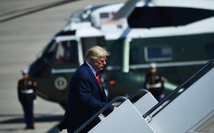 Chuyên cơ chở Tổng thống Trump suýt đâm vật thể lạ tại căn cứ không quân Mỹ