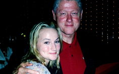 Gái trẻ xoa bóp cho Bill Clinton là nạn nhân của 'tỉ phú ấu dâm' Epstein