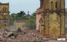 Video những hình ảnh 2 tháp chuông nhà thờ Bùi Chu khi sụp đổ