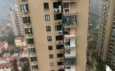 'Chung cư cao cấp' ở Trung Quốc bị bão xé toạc như nhà bằng giấy