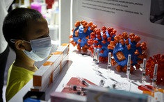 Vắc xin COVID-19 của Anh bị sự cố, Trung Quốc khoe hàng mình xịn hơn