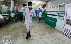 Đêm cấp cứu trong nước ngập lênh láng ở Bệnh viện Hóc Môn