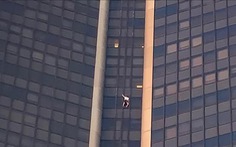 Sau 5 năm, lại một người trèo cheo leo lên tòa nhà 210m cao nhất Paris