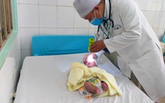 Mổ cứu bé sơ sinh bị thoát vị não chẩm hiếm gặp, không thể nằm ngửa