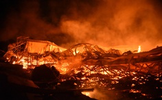 Cháy rất lớn, thiêu rụi hàng ngàn m2 nhà xưởng xí nghiệp đồ gỗ xuất khẩu