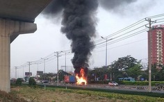 Khói lửa dữ dội 'nuốt chửng' đầu xe container trên xa lộ Hà Nội, Thủ Đức