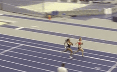 Người đẹp điền kinh Mỹ tăng tốc như 'siêu nhân' để thắng ngược sau khi bị bỏ xa nửa vòng đua