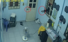 Clip trộm thò móc qua cửa sổ mở then ngang cửa chính để vô nhà